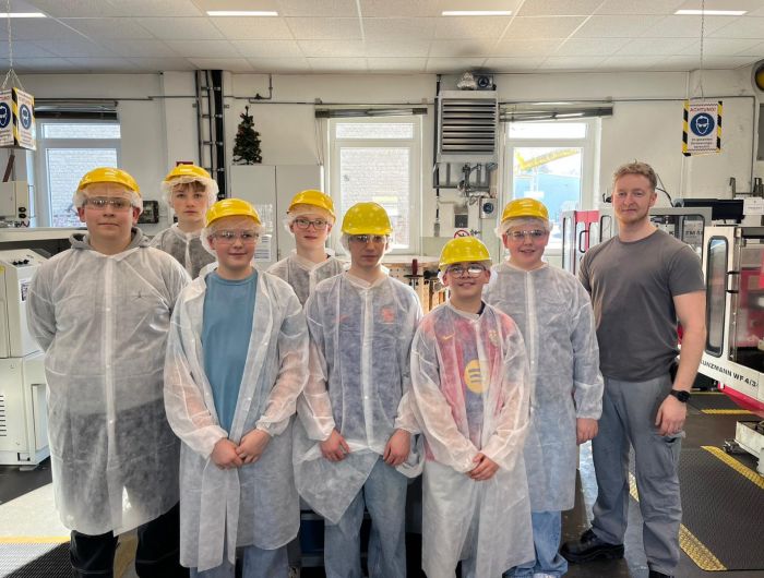 Schülerinnen  der Stufe 9 und 10 besuchen  mit Herrn Adams das Seniorenzentrum in Dernbach