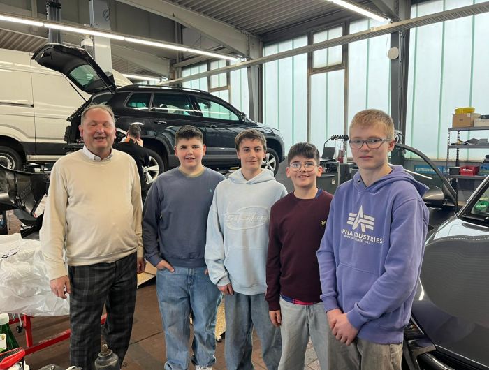 Schüler der Stufe 8 in der Werkstatt mit Herrn Schlotter.