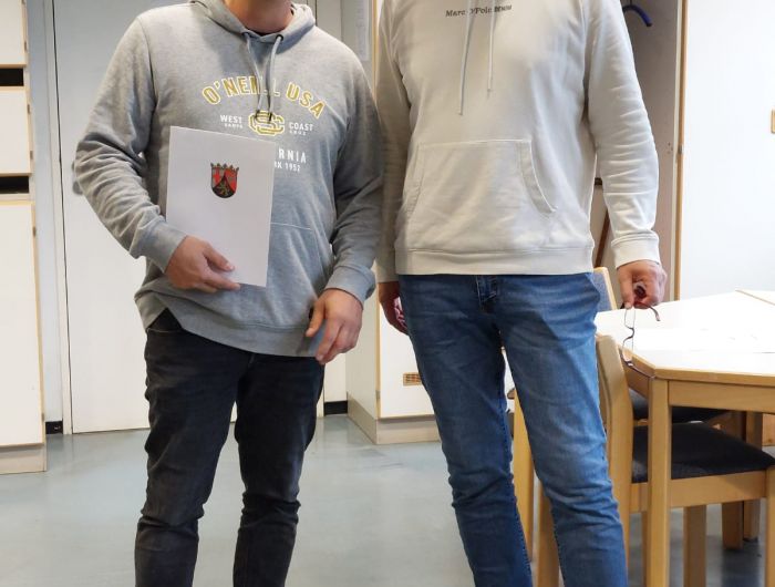 Im Namen des Bildungsministers Teuber überreichte Rektor Liebe dem Konrektor an einer Realschule plus Christoph Daum zum 25-jährigen Dienstjubiläum seine Urkunde und sprach ihm für die der Allgemeinheit geleisteten treuen Dienste Dank und Anerkennung aus. 