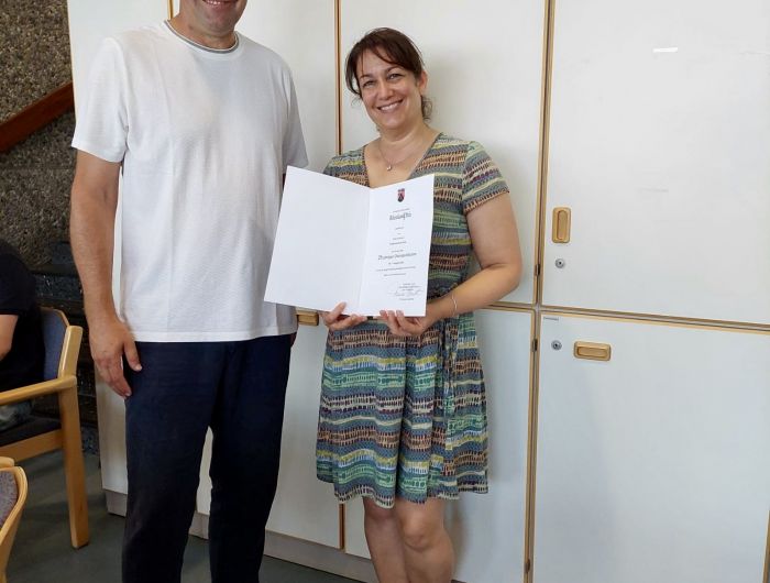 Im Namen des Bildungsministers Teuber überreichte Schulleiter Liebe der Realschullehrerin Christina Cron zum 25-jährigen Dienstjubiläum ihre Urkunde und sprach ihr für die der Allgemeinheit geleisteten treuen Dienste Dank und Anerkennung aus.