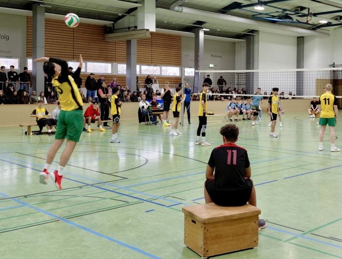 Ensar Selami beim Aufschlag