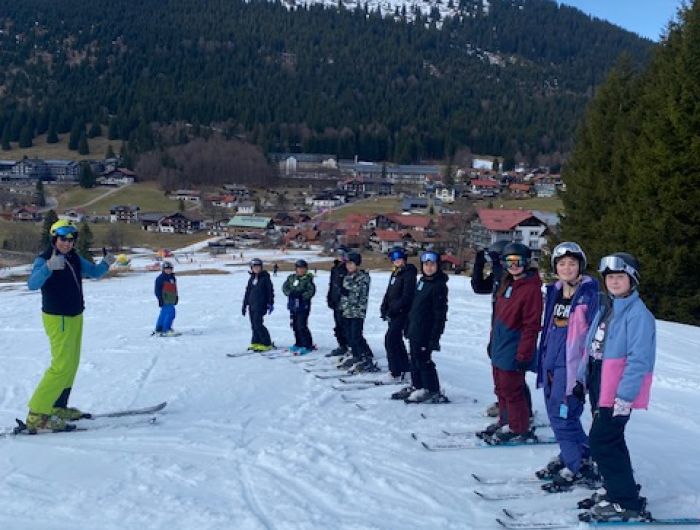 Am nächsten Tag ging es für die Anfänger vom Übungshang auf die richtige Piste, hier am Schwandenlift. Nachmittags wurde der Schnee bei der Wärme etwas weicher!