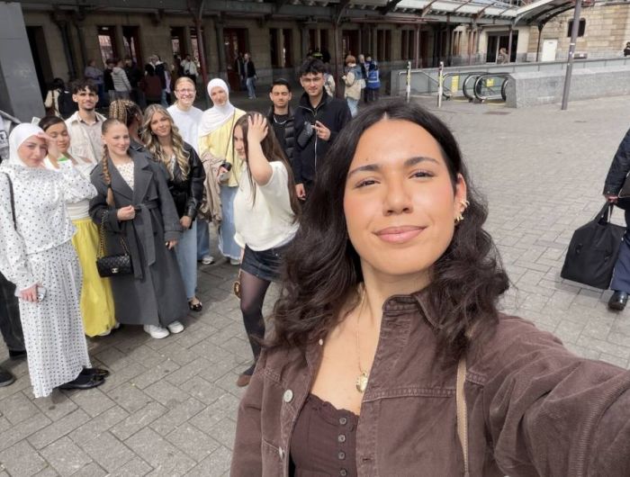 Am Hauptbahnhof:
Macht ein Gruppen- Selfie vor dem Gebäude. Einer muss so tun, als würde er den Zug verpassen. Am Hauptbahnhof:
Macht ein Gruppen- Selfie vor dem Gebäude. Einer muss so tun, als würde er den Zug verpassen.